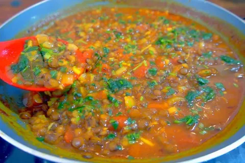 Bolonhesa de lentilha com sabor surpreendente e ideal para s