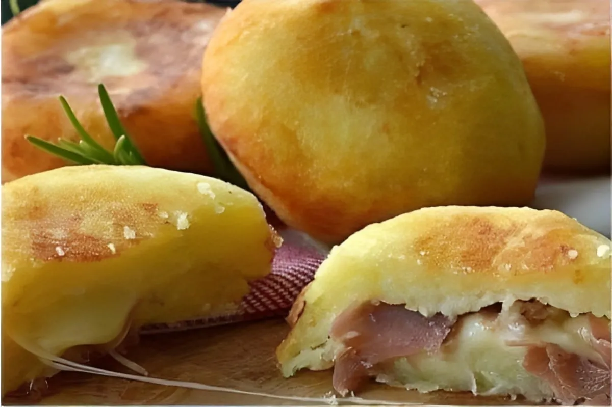 Bomba de batata um bolinho de batata recheado que é uma delí