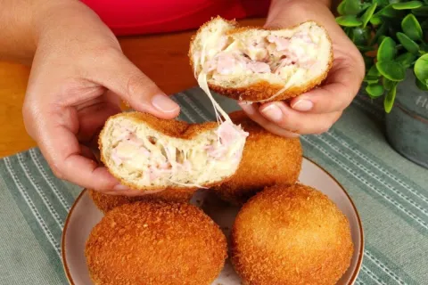 Bomba de presunto e queijo deliciosa e totalmente irresistív