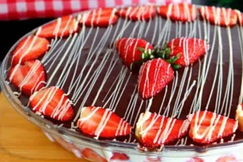 Bombom de morango, uma sobremesa prática e deliciosa que não