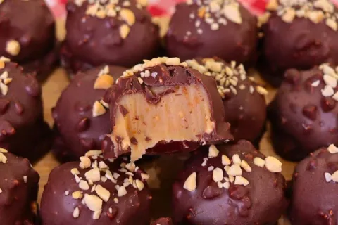 Bombom de paçoca que derrete na boca, fácil de fazer e ótimo