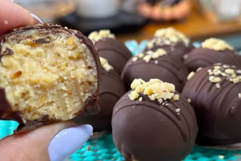 Bombom de paçoquinha sem leite condensado e sem fogão para s