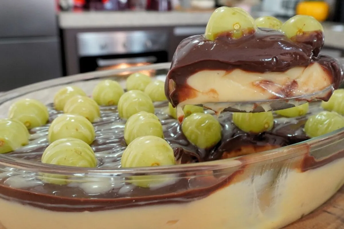 Bombom de uva na travessa com creme leve, receita gelada que