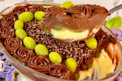 Bombom de uva na travessa com um creme especial, perfeito pa