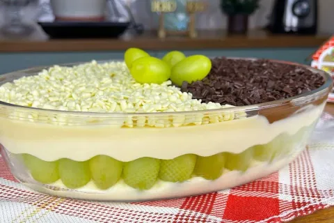 Bombom de uva na travessa divino, com uma camada generosa de