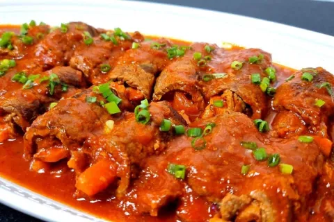 Bracciola ou bife a rolê para servir um prato clássico e sab