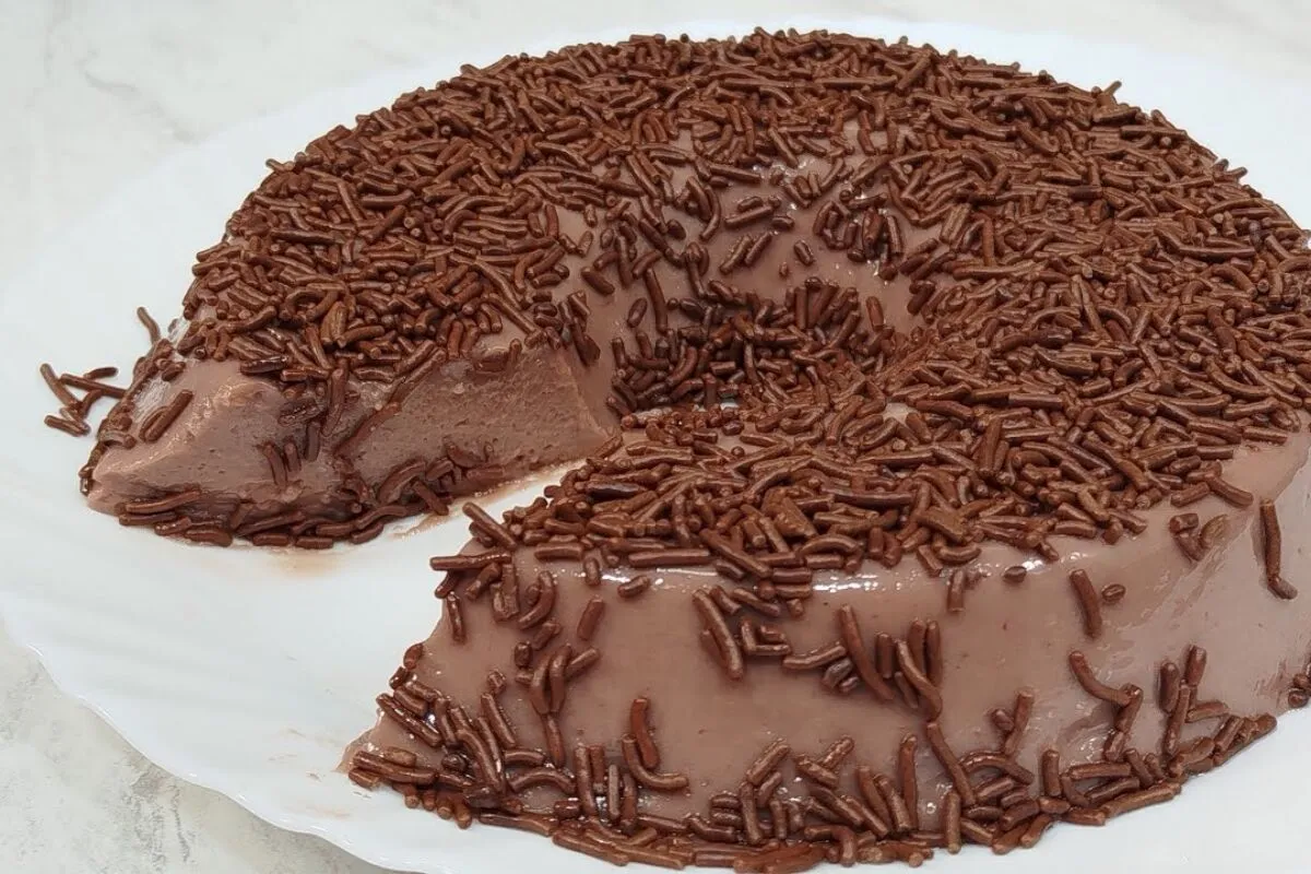 Brigadeirão de liquidificador cremoso e fácil que sempre faz