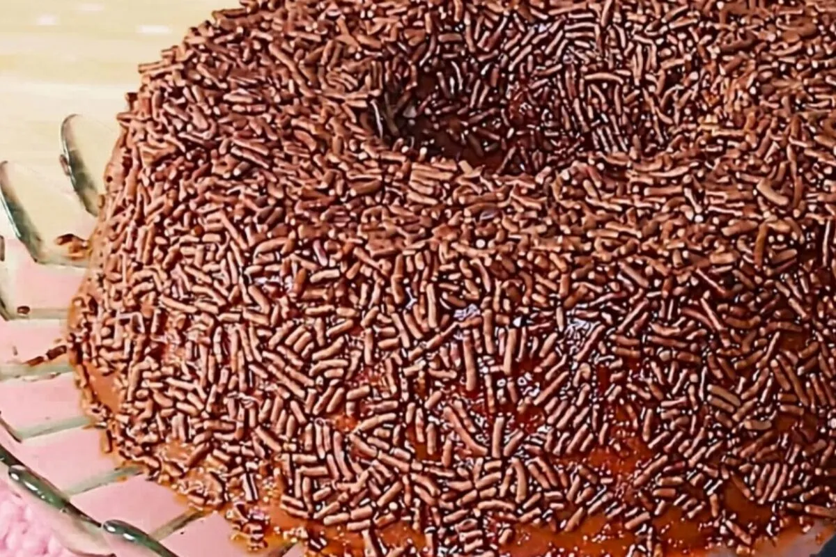 Brigadeirão fácil de fazer sem forno e sem gelatina, uma sob