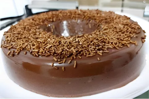Brigadeirão sem ovos e sem forno é só bater os ingredientes 
