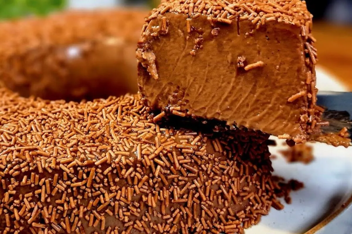 Brigadeirão super cremoso e fácil de fazer que fica uma perf