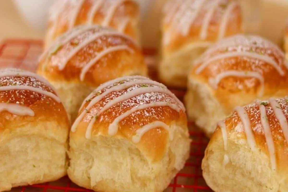 Brioche de limão para comer quentinho com um aroma delicioso