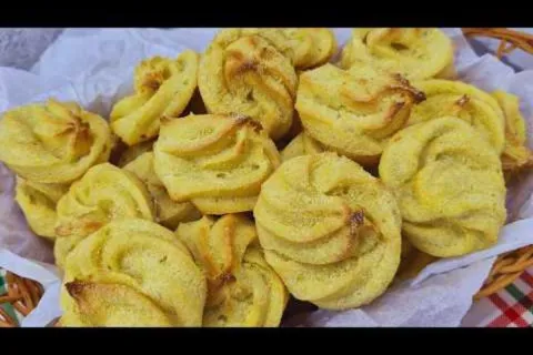 Broa de fubá bem aerada e muito macia, com aquela receita tr