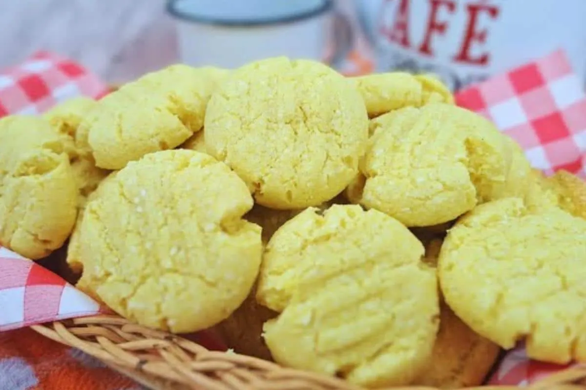 Broa de fubá com coco tão gostosa que não dá para comer 1 só