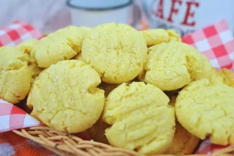 Broa de fubá com coco tão gostosa que não dá para comer 1 só