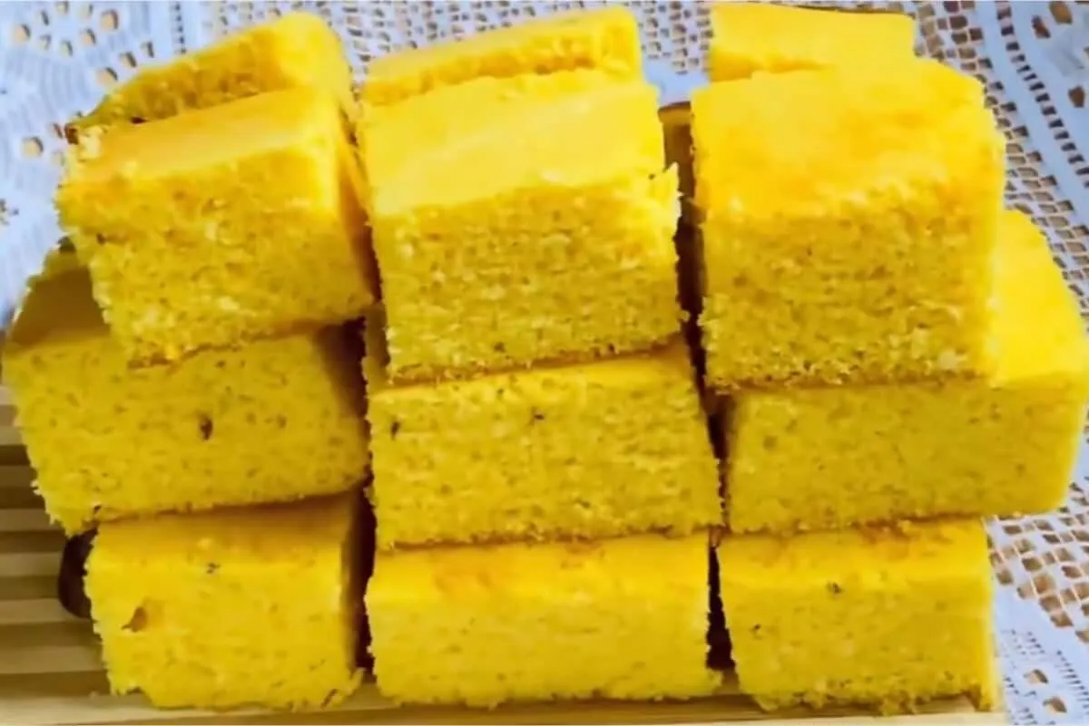 Broa de fubá na forma para receber suas visitas com um quitu