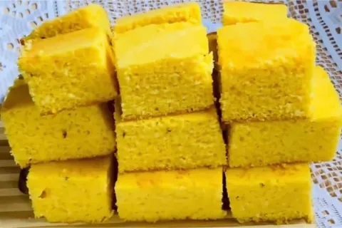 Broa de fubá na forma para receber suas visitas com um quitu