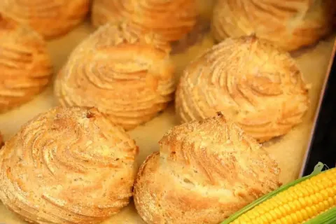 Broa de fubá simples, fácil e aerosa, com aquela casquinha c