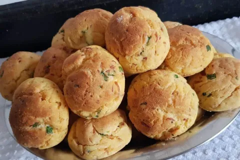 Broa de fubá temperada tradicional: receita caseira que fica