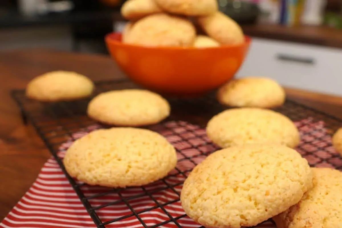 Broa de queijo crocante por fora macia por dentro e muito fá