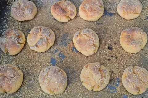 Broinha de fubá crocante por fora e fofinha por dentro: derr