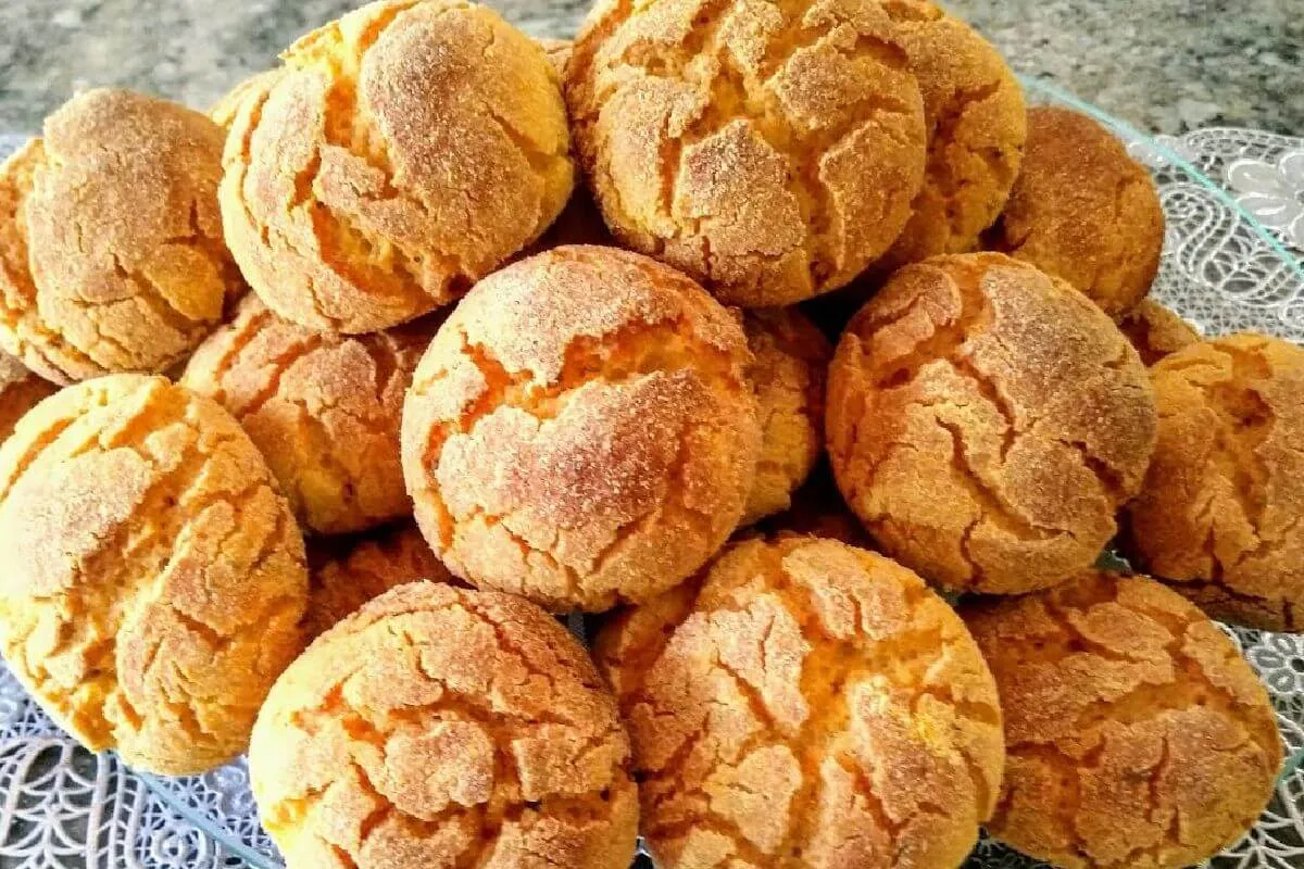 Broinha de fubá em uma receita que rende bastante e fica uma