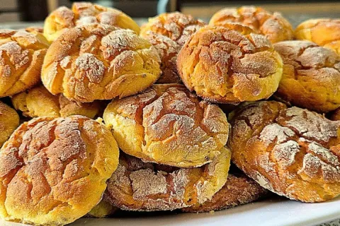 Broinha de fubá macia com aquela casquinha dourada perfeita,