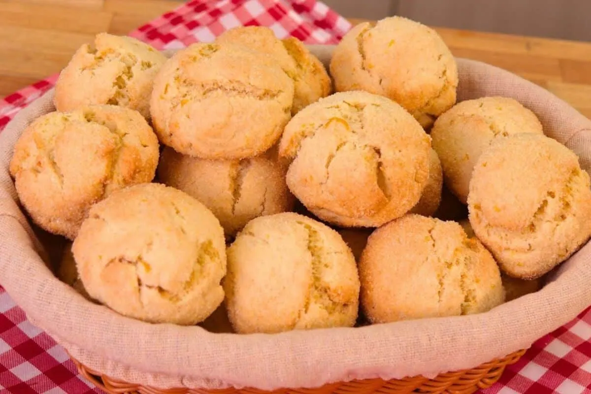 Broinha de iogurte: crocante por fora, macia por dentro e pe