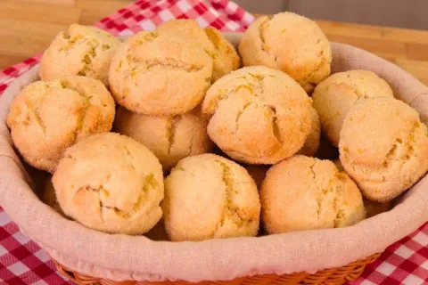 Broinha de iogurte: crocante por fora, macia por dentro e pe