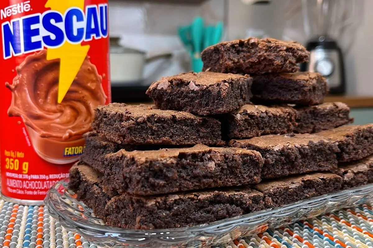 Brownie de Nescau bem chocolatudo e fácil de preparar em cas