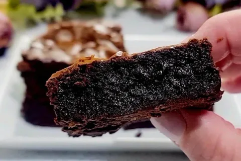 Brownie perfeito e bem úmido, com aquela casquinha craquelad