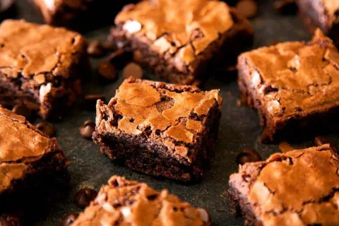 Brownie simples de chocolate fácil, com uma casquinha crocan