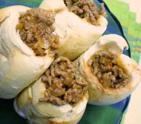 Buraco quente, um lanche de carne moída econômico, delicioso