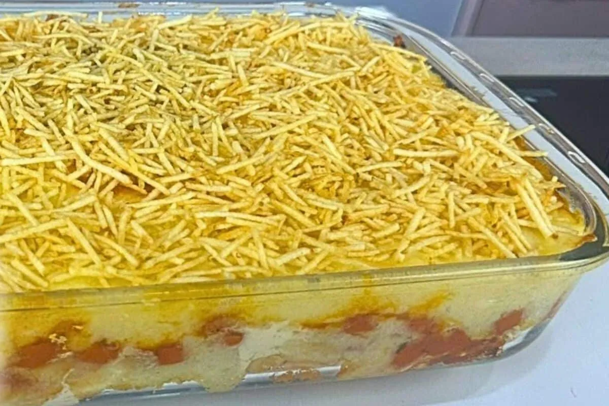 Cachorro quente de forno, um lanche completo feito em uma tr