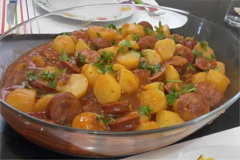 Calabresa com batata um prato econômico e delicioso para o s