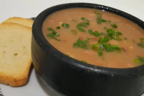 Caldinho de feijão saboroso e bem temperadinho: esse clima a