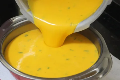 Caldo de batata com cenoura: ótimo para os dias mais friozin