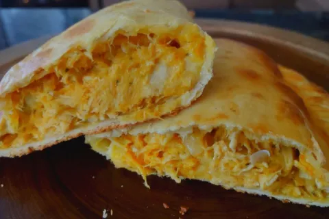 Calzone de frango para preparar de forma rápida e garantir u
