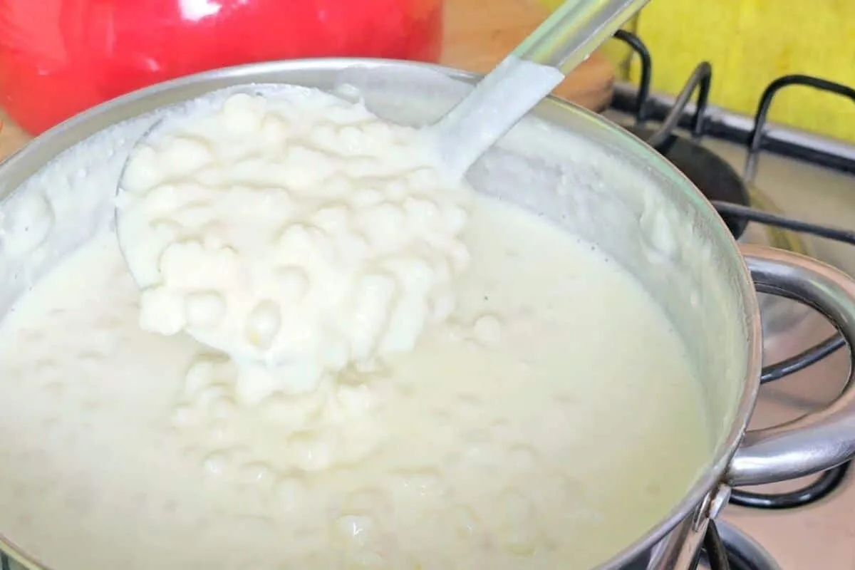 Canjica branca cremosa feita na panela de pressão, bem macia