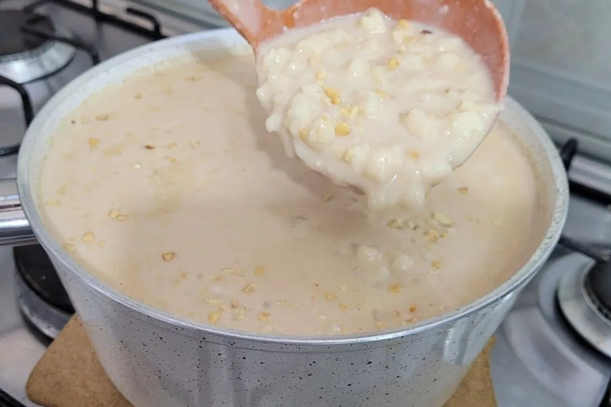 Canjica cremosa caramelizada, com coco e um sabor marcante,