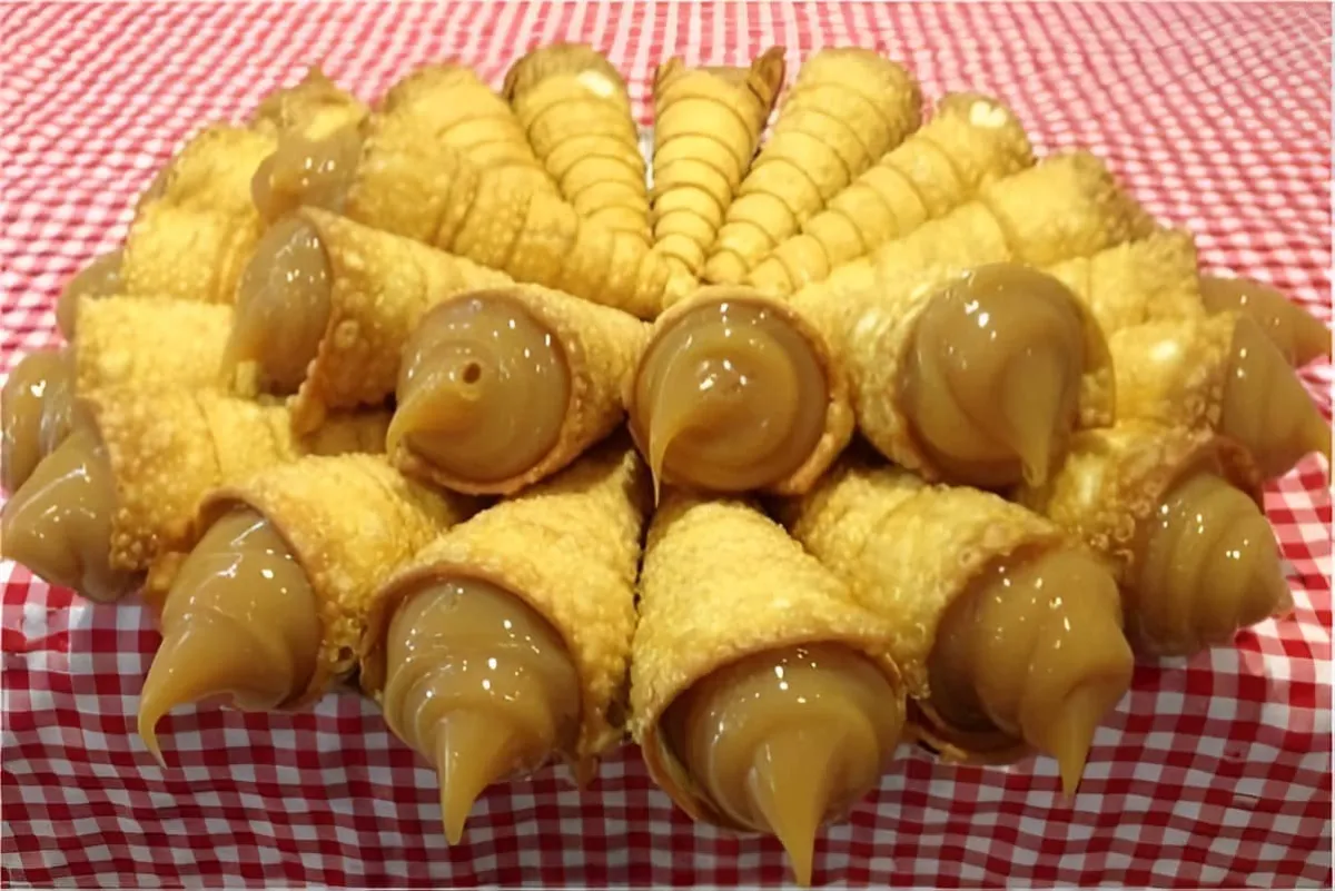Canudinho de doce de leite feito com massa de pastel muito f