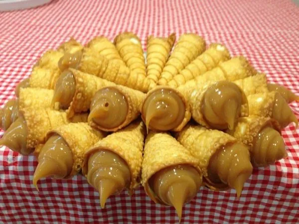 Canudinhos de Doce de Leite com Massa de Pastel