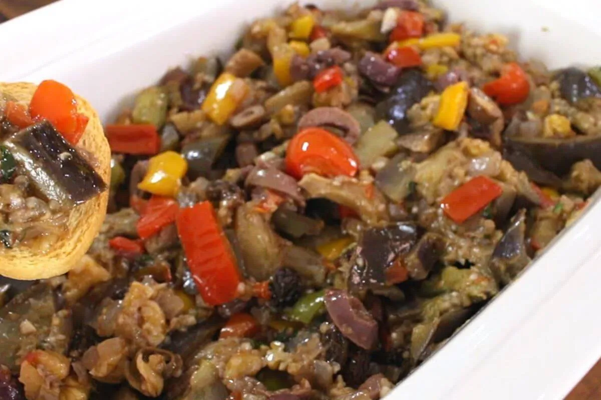 Caponata de berinjela deliciosa para servir junto com almoço