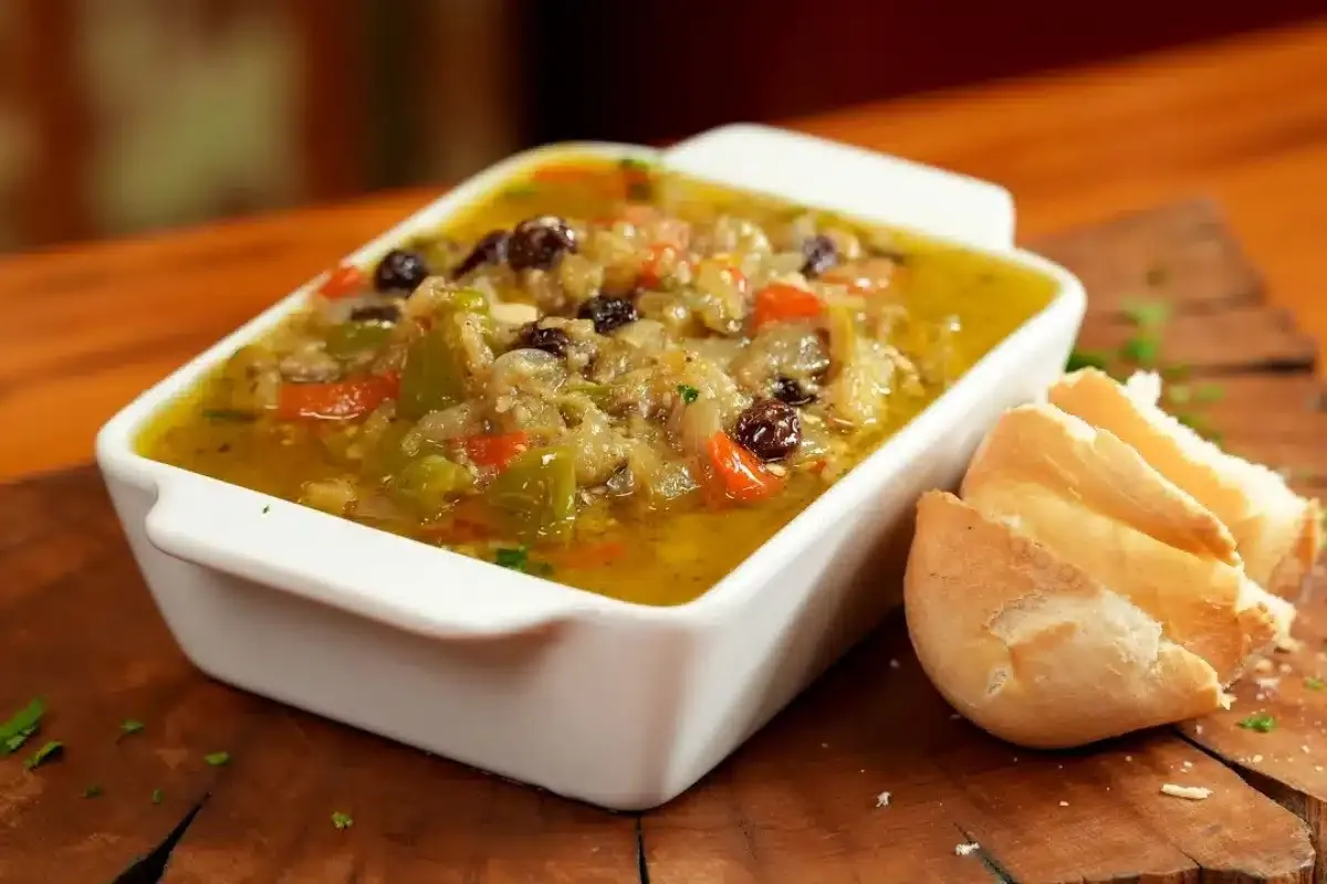 Caponata de berinjela feita na panela de pressão para servir