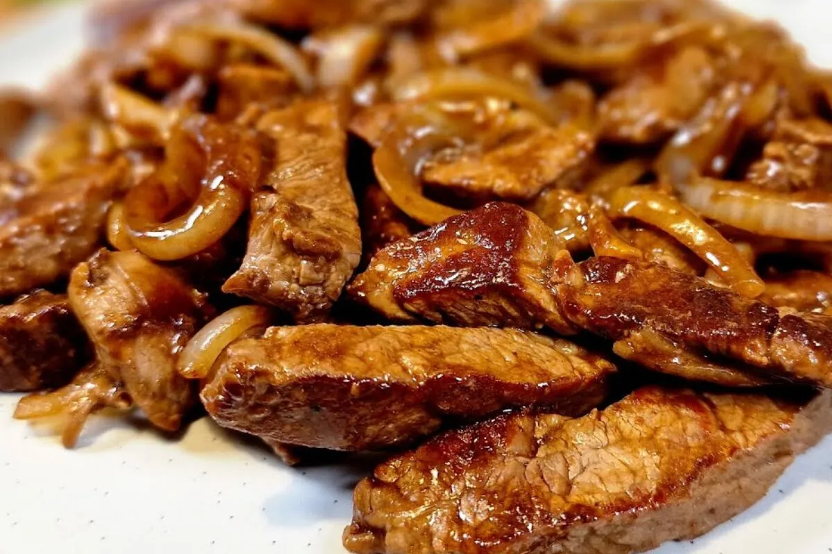 Carne acebolada deliciosa para servir como petisco ou no alm