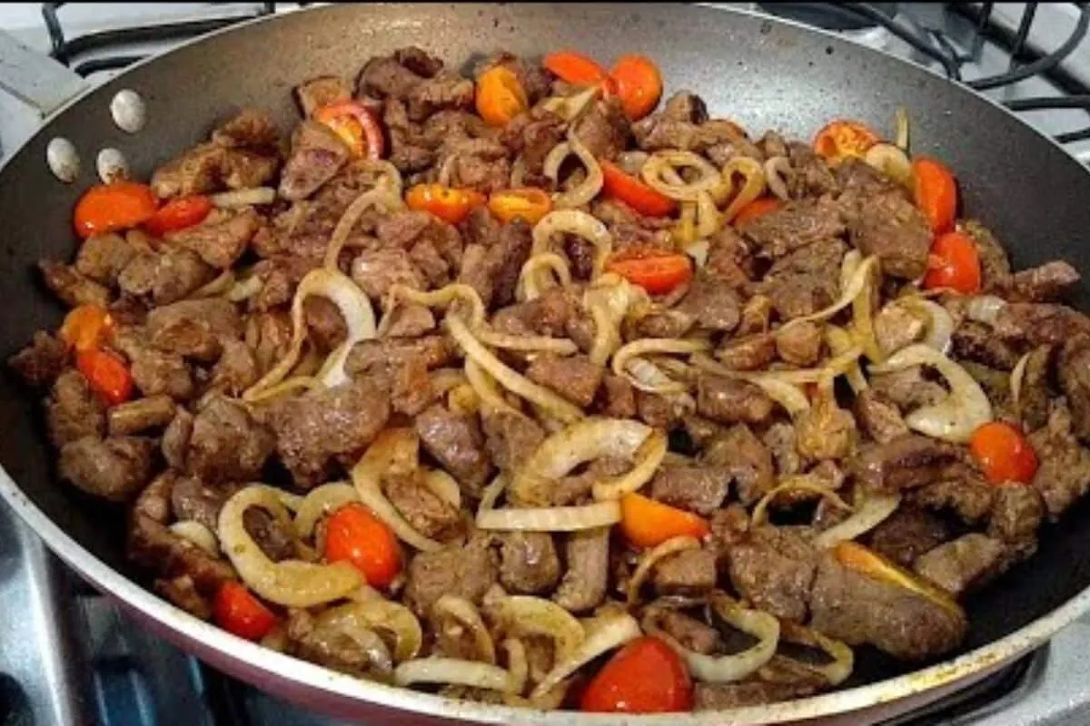 Carne acebolada em tirinhas, super prática, macia e suculent