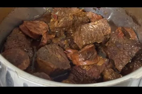 Carne assada de panela de pressão: que fica tão macia que ch
