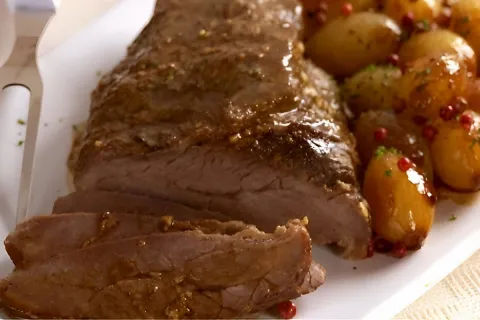 Carne assada na panela de pressão com mini cebolas fica maci