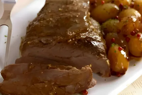 Carne assada na panela de pressão suculenta e saborosa para 