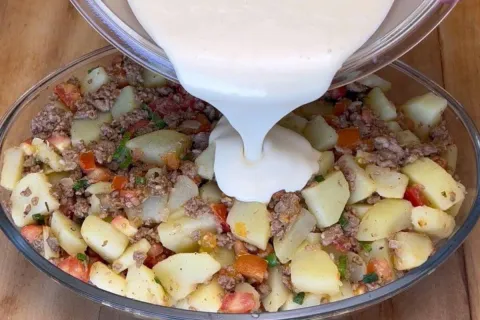 Carne com batatas desse jeito você nunca viu fica uma delíci