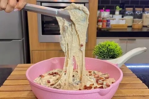 Carne com creme de cebola suculenta feita na frigideira, uma